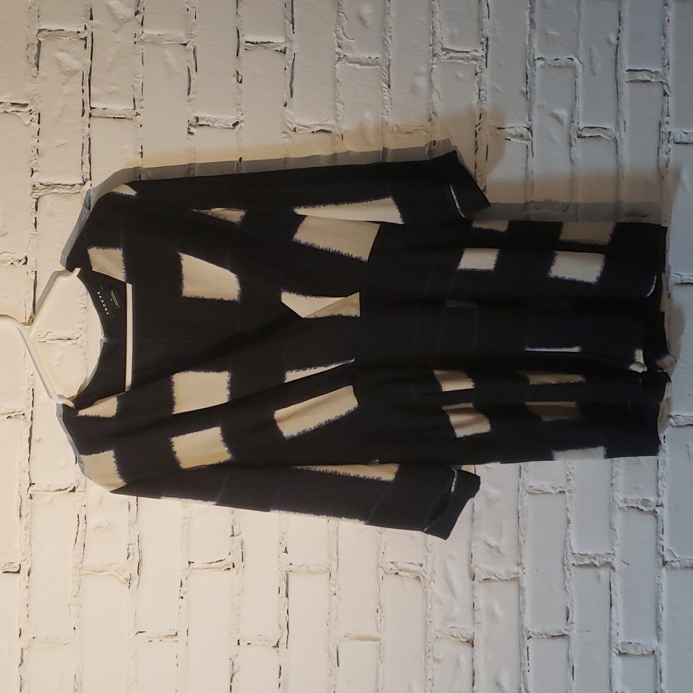 Flirty Trouve navy/white patterned romper - fully lined with 3/4 length sleeves